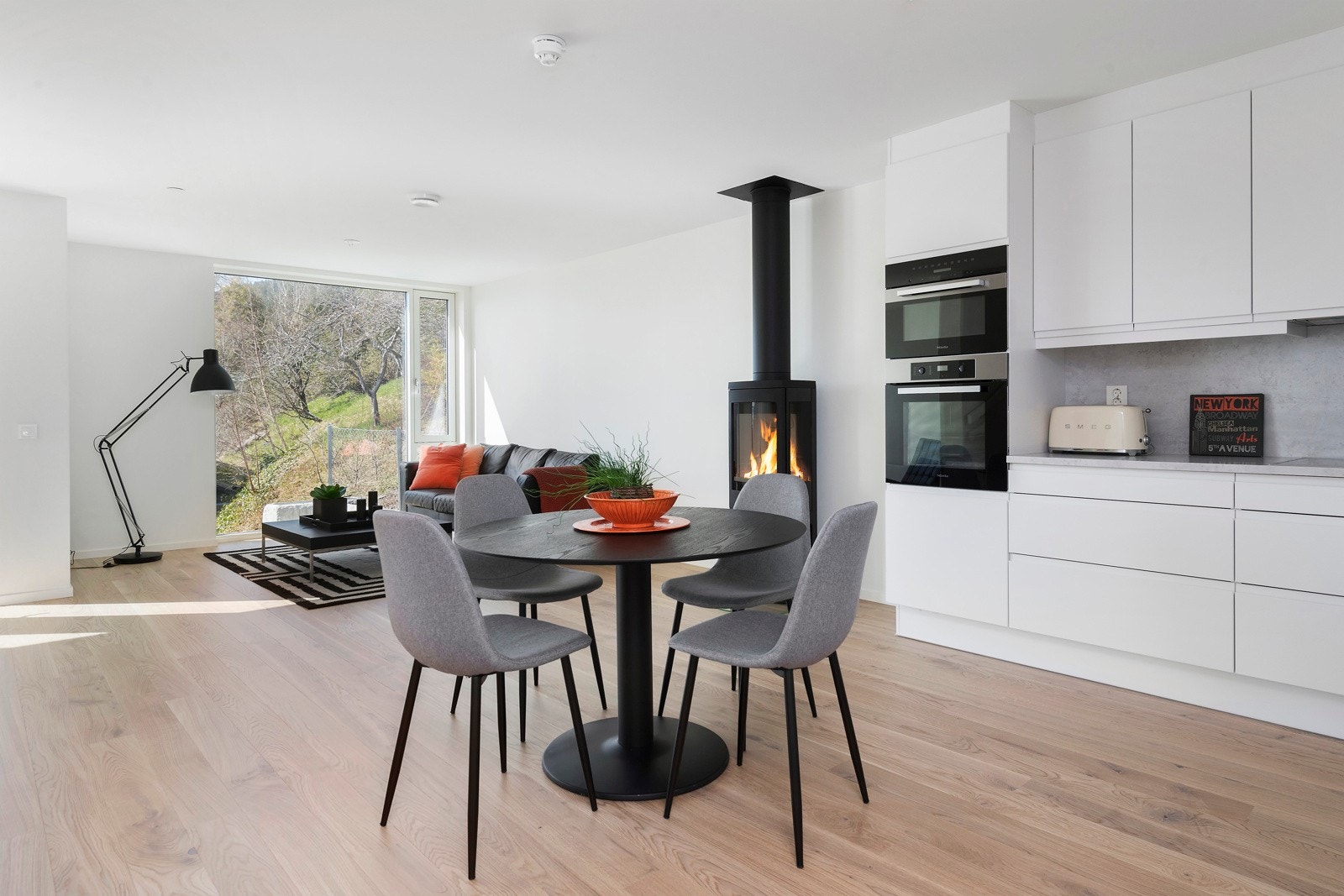 Velkommen opp til 2. etasje hvor det er kjøkken og stue i åpen løsning. I tillegg er det ett soverom og gjestebad i denne etasjen.. Galleribilde