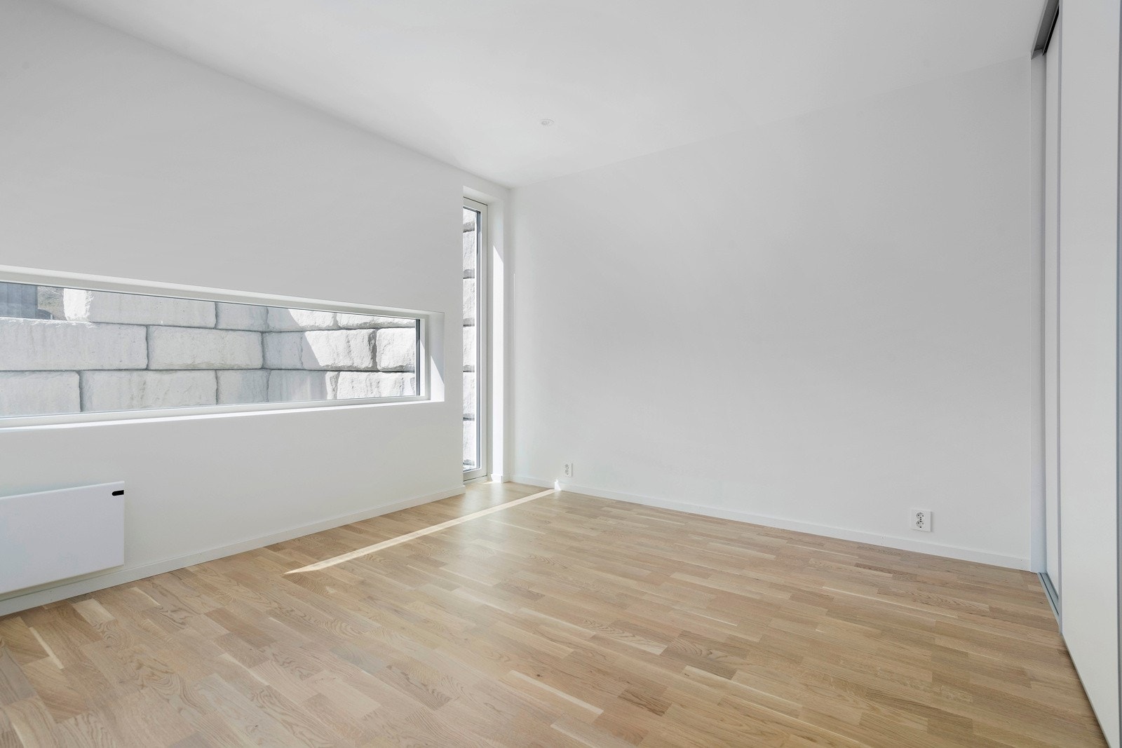 Hovedsoverom i 1. etasje med god størrelse og innholdsrik skyvedørsgarderobe. Galleribilde