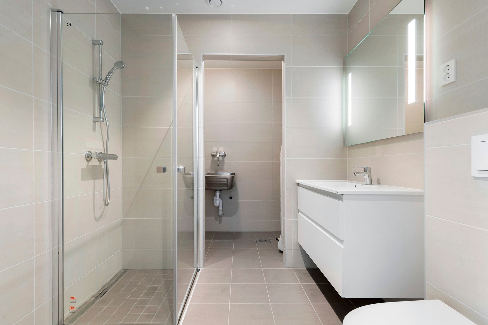 Hovedbad med vaskeromsnisje ligger i 1. etasje. Galleribilde