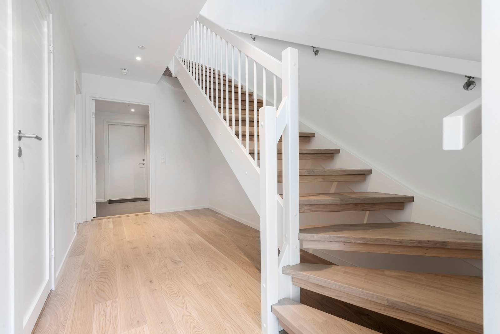 Gang med flott trapp. Galleribilde