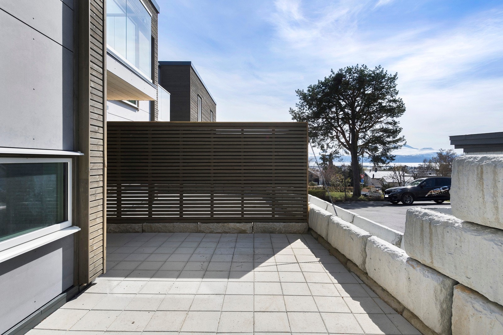 Markterassen har skjerming mot nabo i sør. Galleribilde