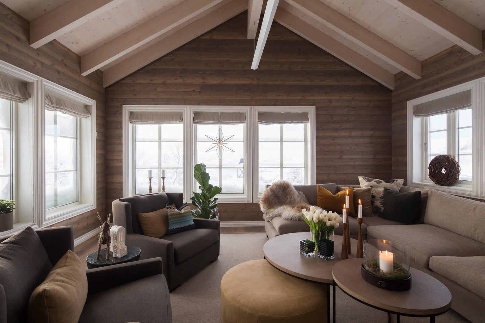 Bilde fra ferdigstilt hytte på Suleskard Fjellgård - Hyttemodell F6.17. Standard kan avvike fra standard leveranse på våre hytter Galleribilde