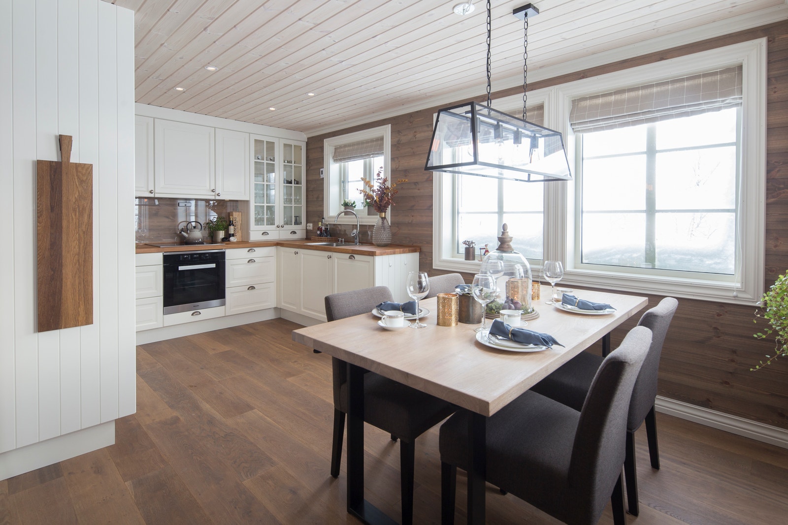 Bilde fra ferdigstilt hytte på Suleskard Fjellgård - Hyttemodell F6.17. Standard kan avvike fra standard leveranse på våre hytter Galleribilde