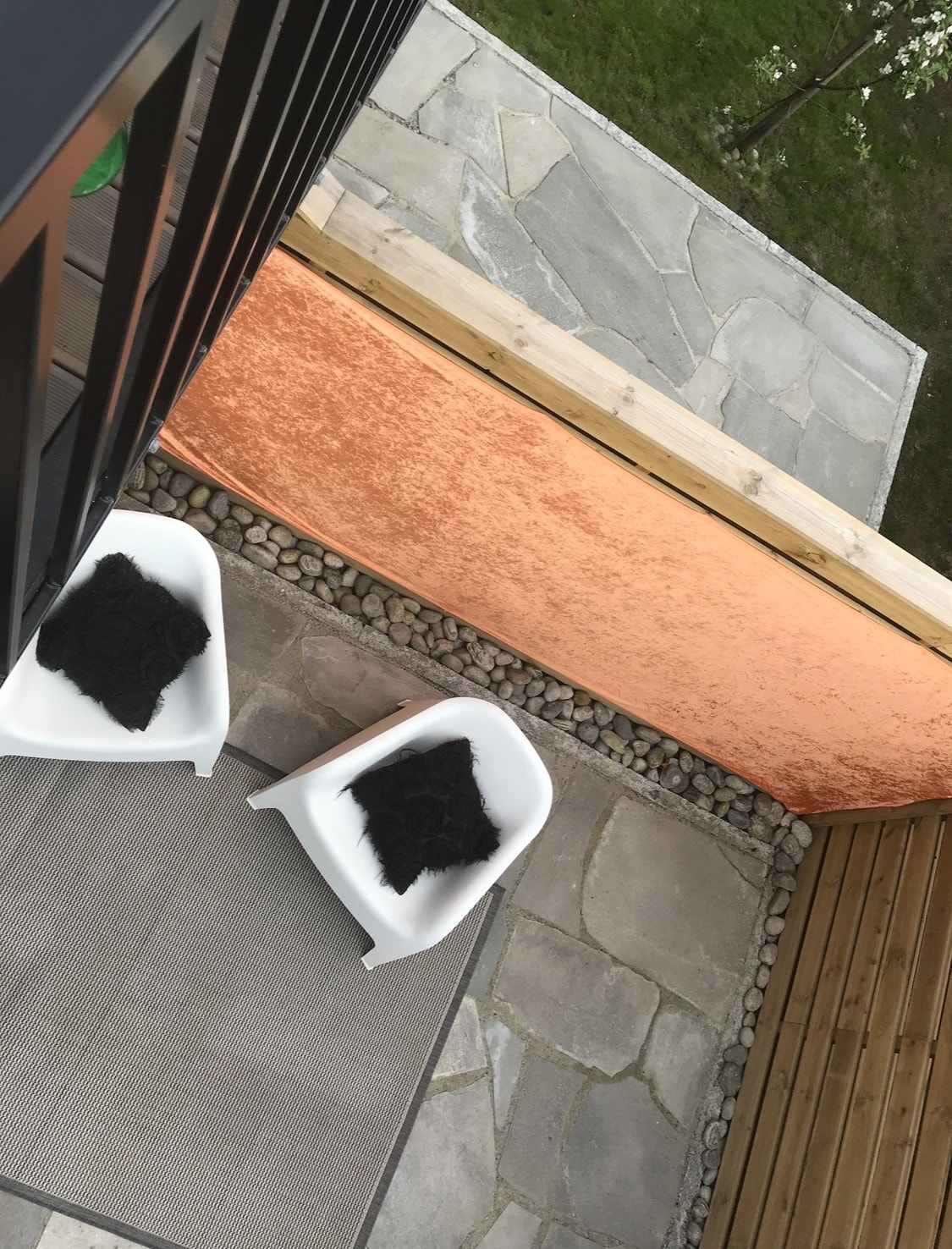 Terrasse bak gjerde hører til leil Galleribilde