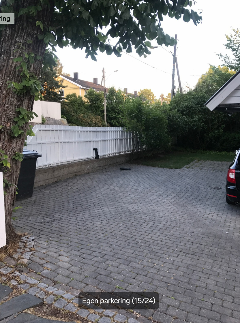 Egen biloppstillingsplass ved gjerdet. Galleribilde