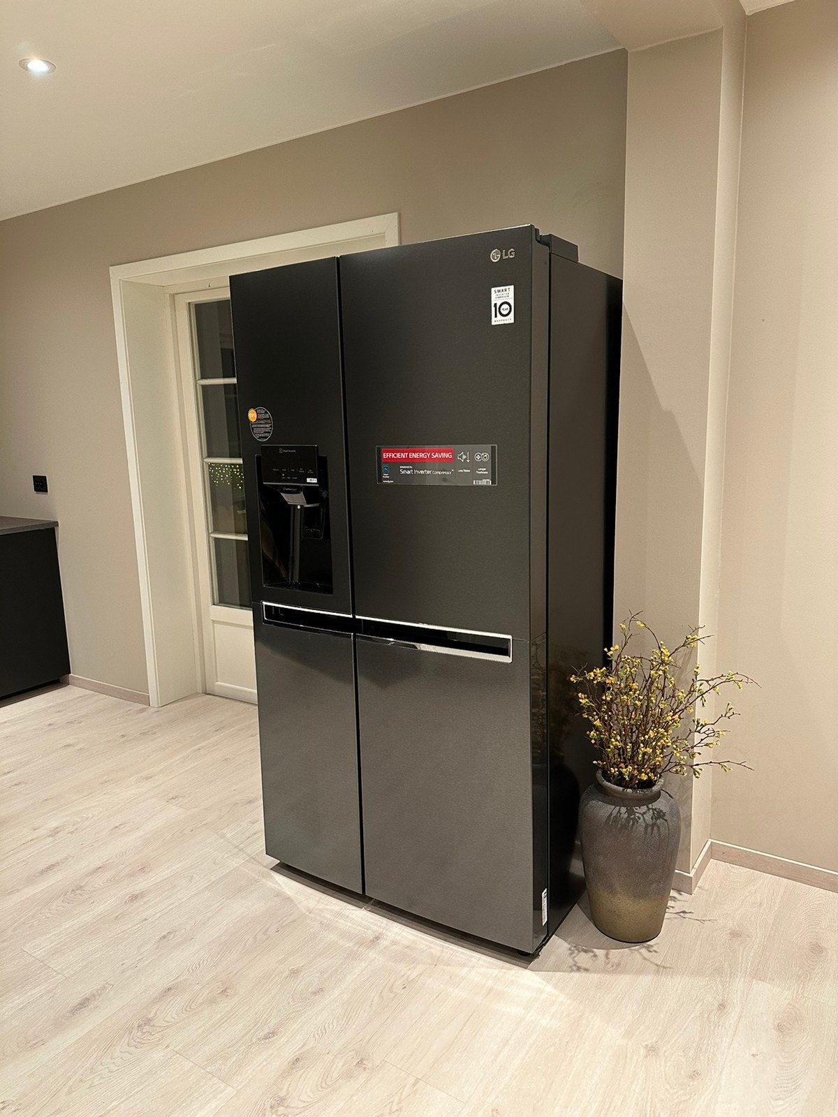 Kjøleskap med vann/Isbiter Galleribilde