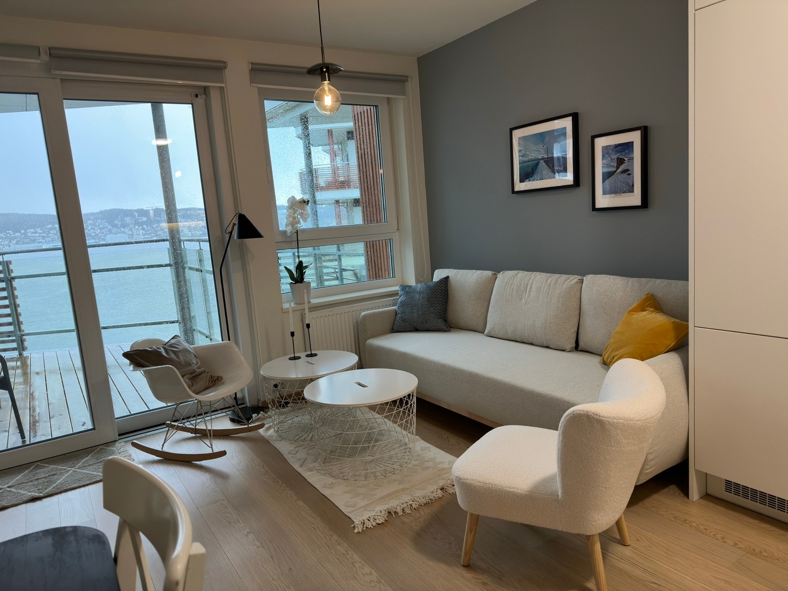 Stue med treseter sofa Galleribilde