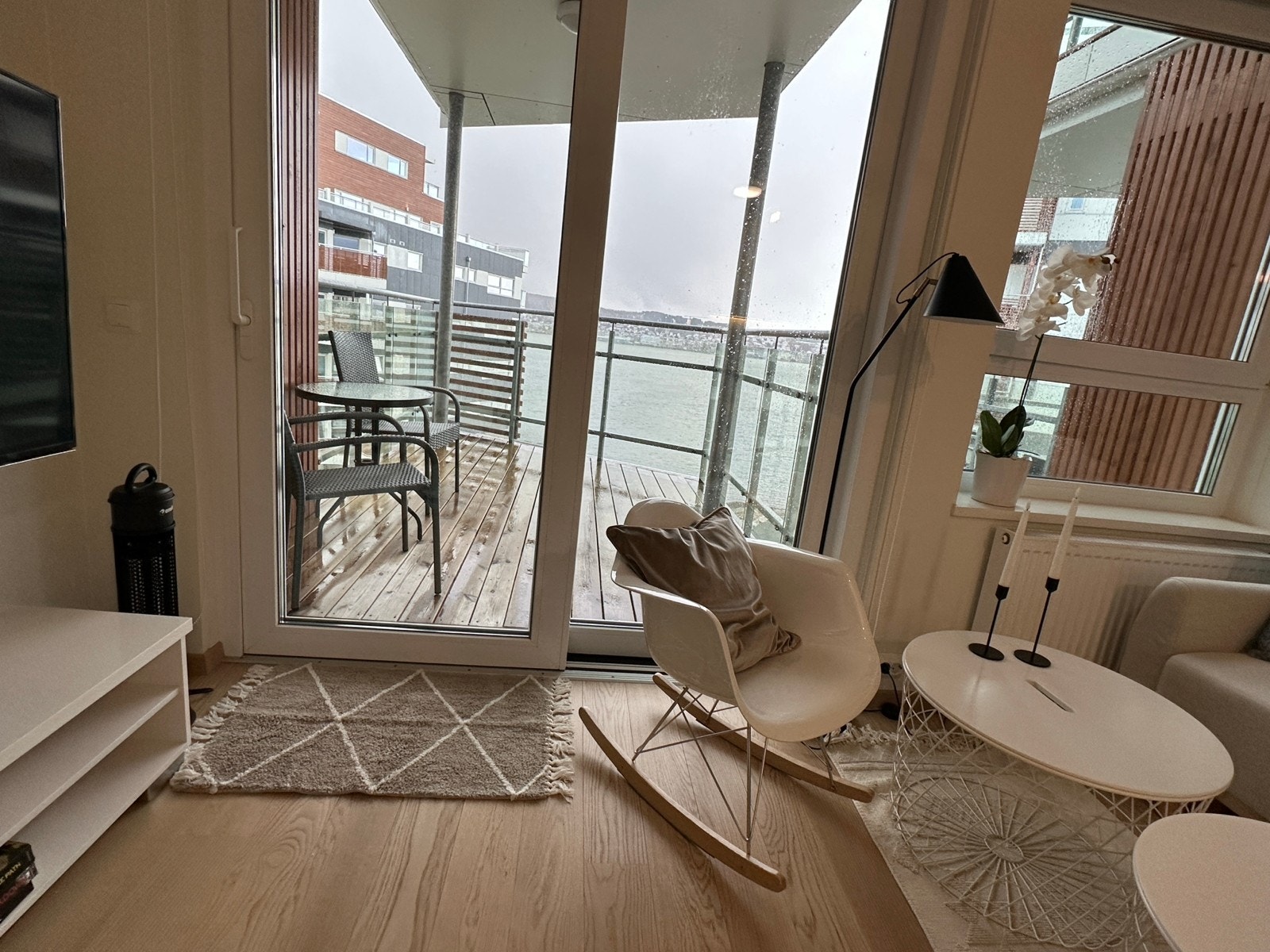 Stue med balkong med fin utsikt. Galleribilde