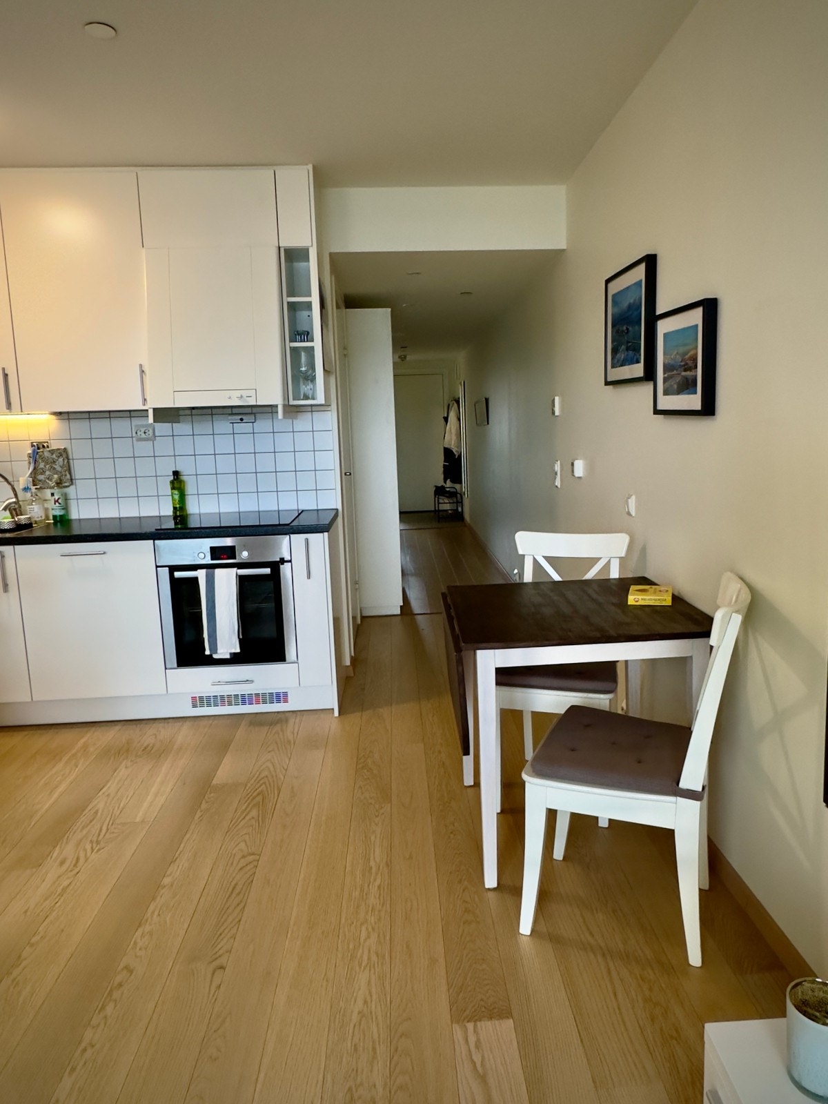 Kjøkken og stue i ett Galleribilde