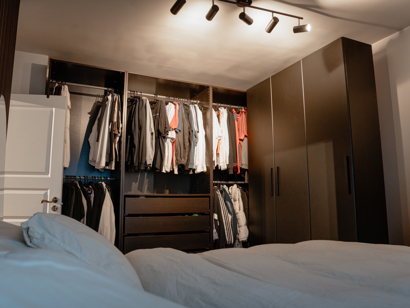 Soverom | Stort PAX skap fra Ikea, medfølger leiligheten Galleribilde