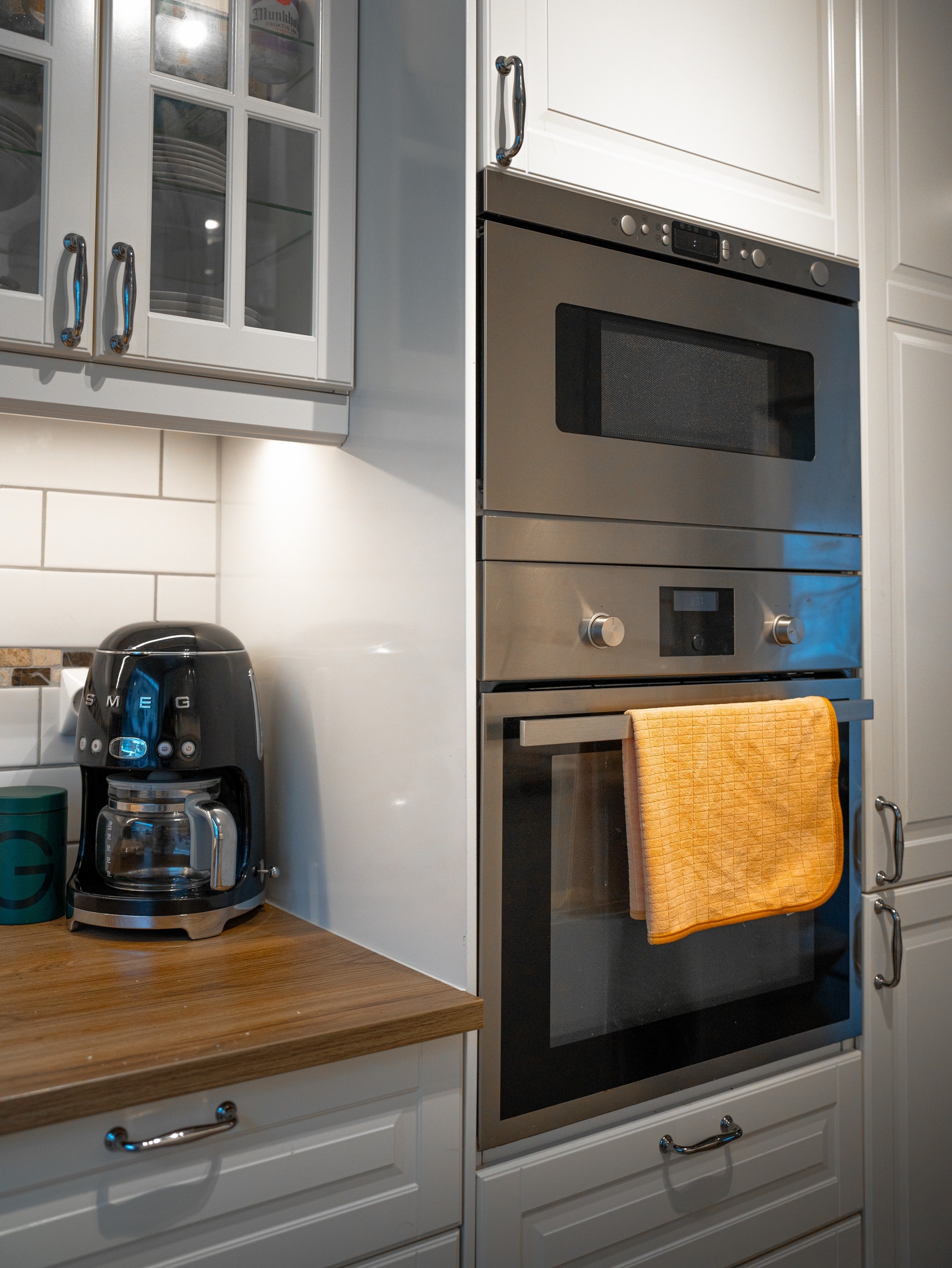 Kjøkken | Stekeovn og mikrobølgeovn er montert høyt for enklere tilgang Galleribilde