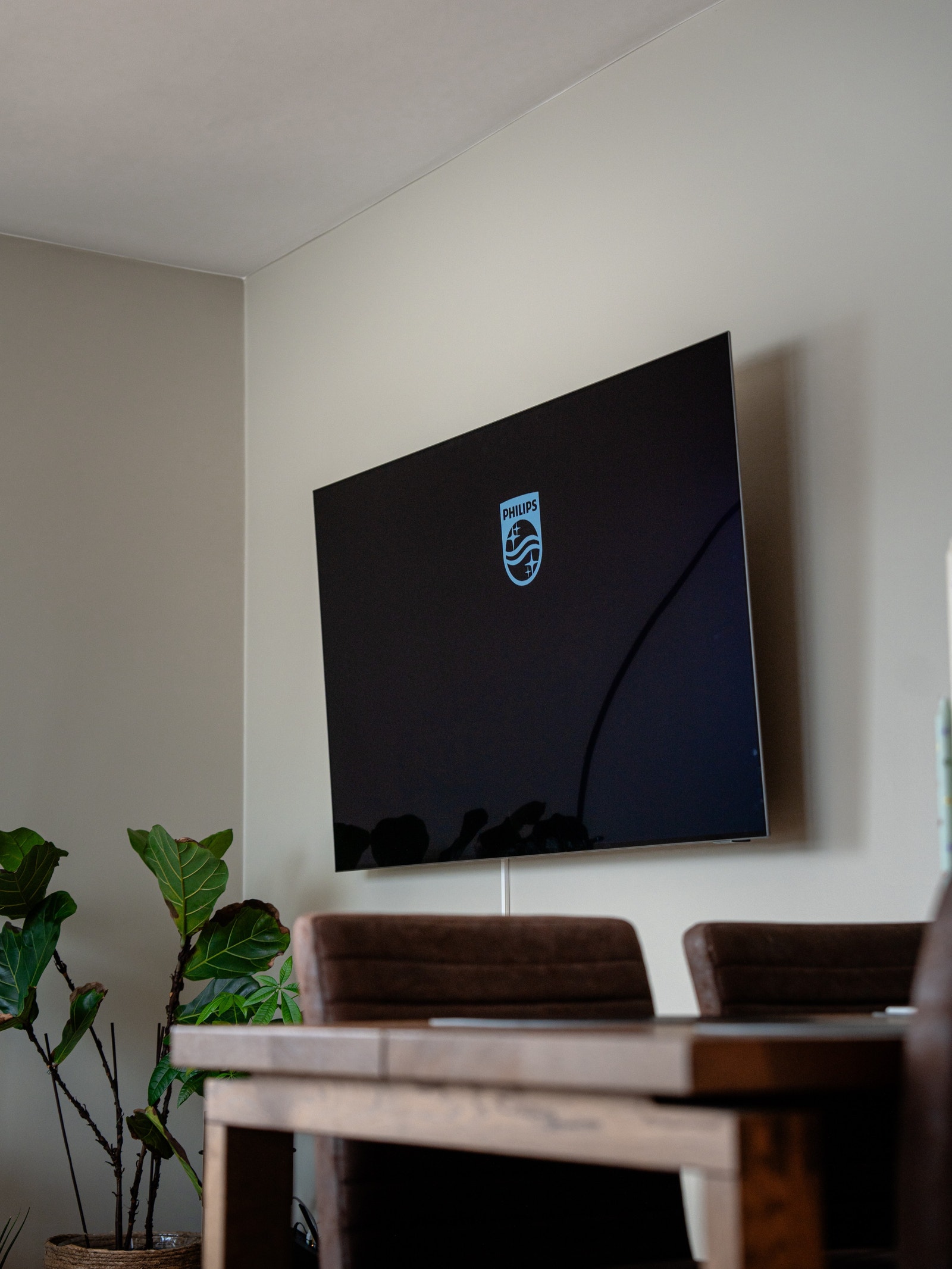 Stue | 65" OLED Smart-TV fra Phillips følger med i leiligheten. Denne er fastmontert i veggen på en arm som kan snus 90 grader. Galleribilde