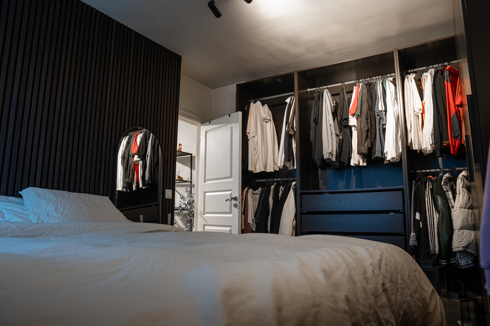 Soverom | Stort PAX skap fra Ikea, medfølger leiligheten Galleribilde