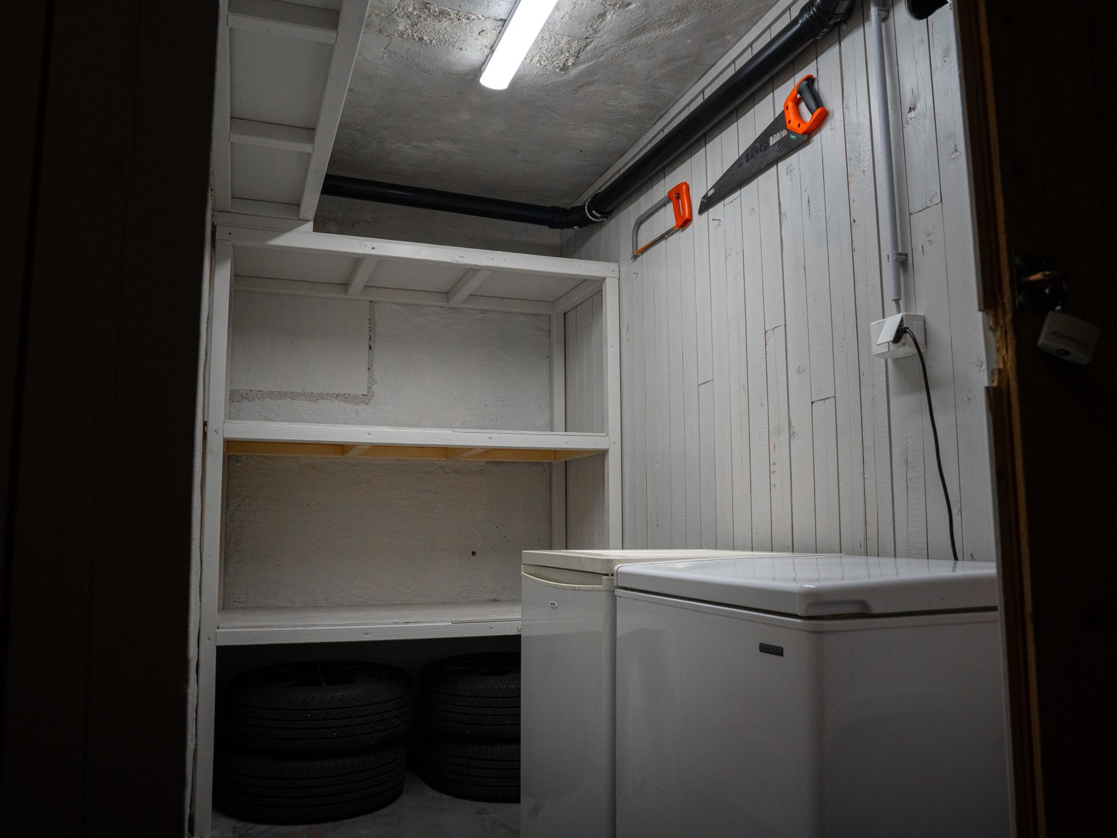 Bod | Plass til fryser og djupe hyller for oppbevaring Galleribilde