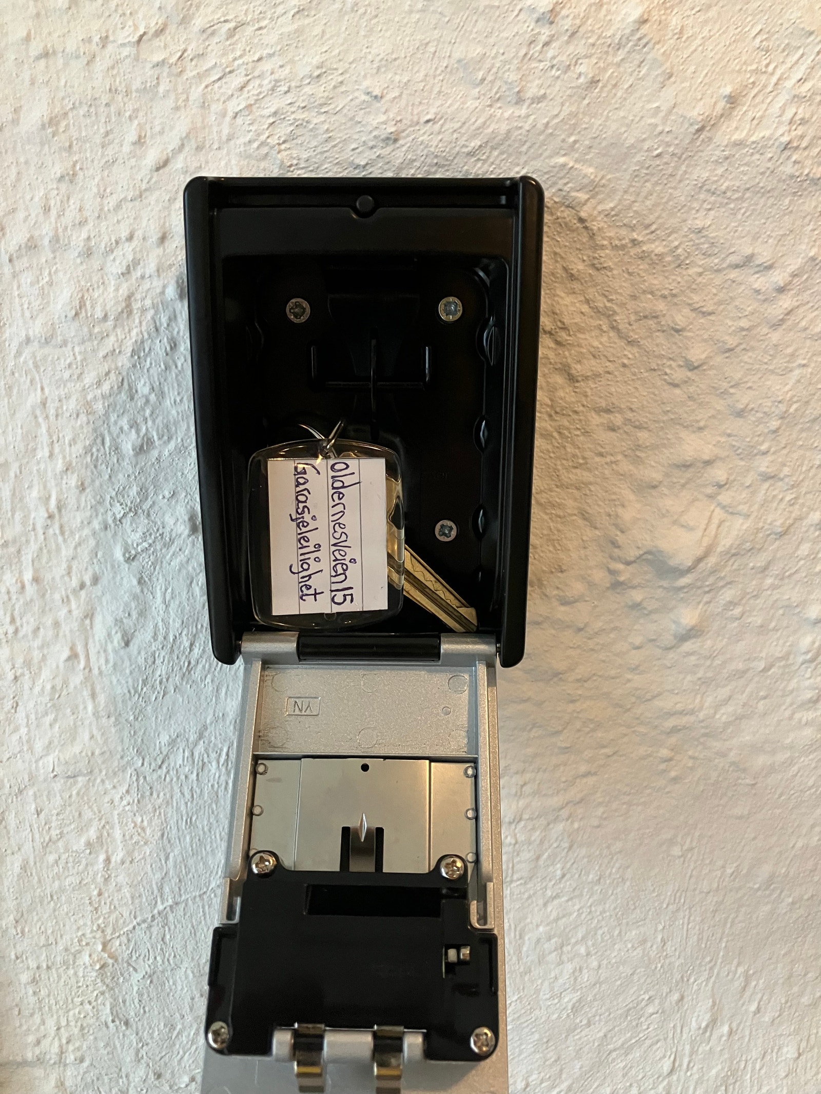 Nøkkelsafe inkludert, så visst et bemanningsbyrå ønsker bytte beboer/vikar under leieperioden, så går det helt knirkefritt. Galleribilde