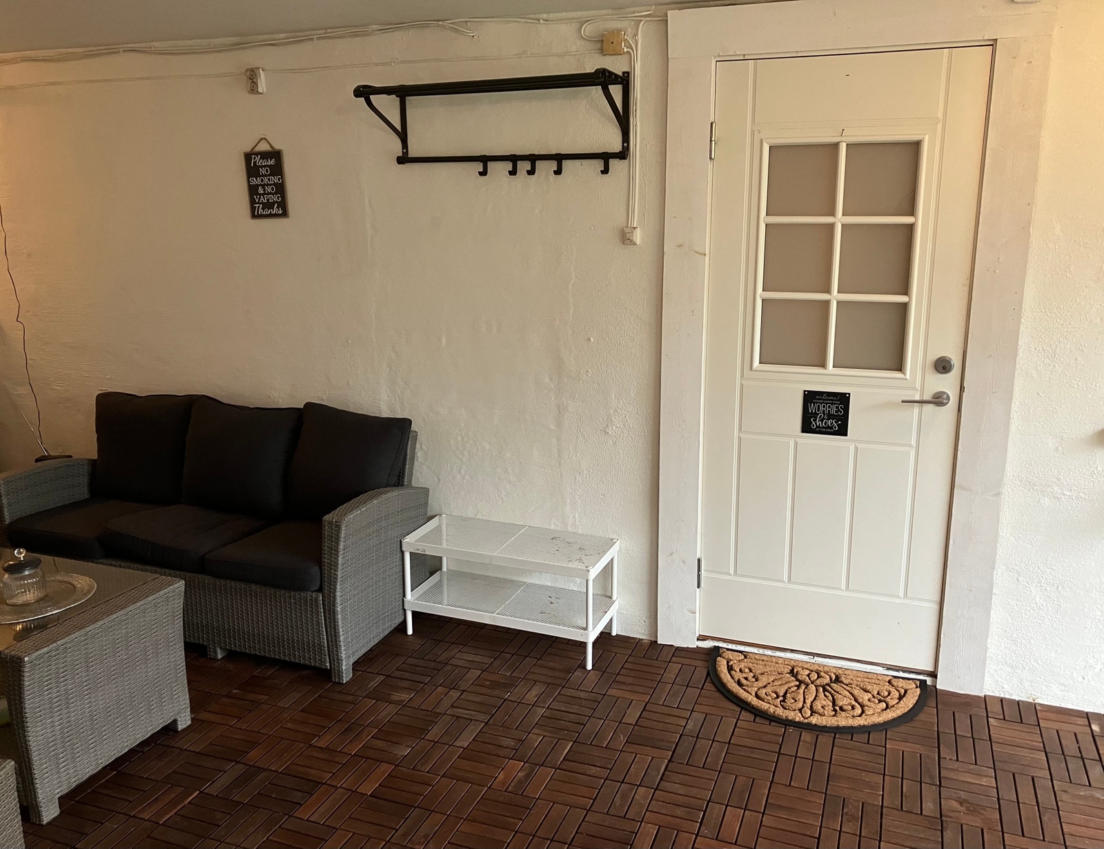 Egen inngang. Liten uteplass utenfor ytterdør Galleribilde