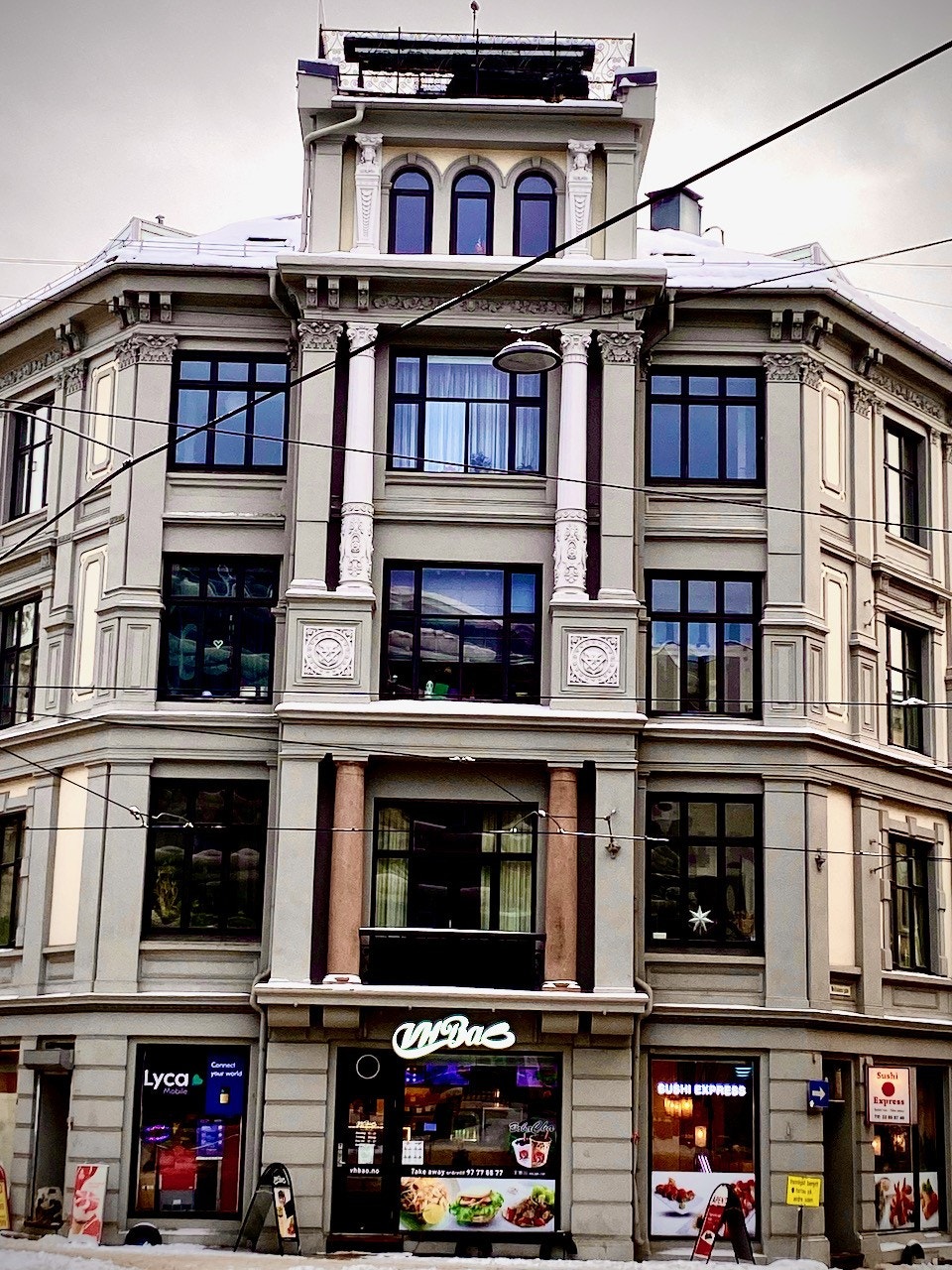 Parkveien 6, staselig bygg som ligger svært sentralt. Galleribilde