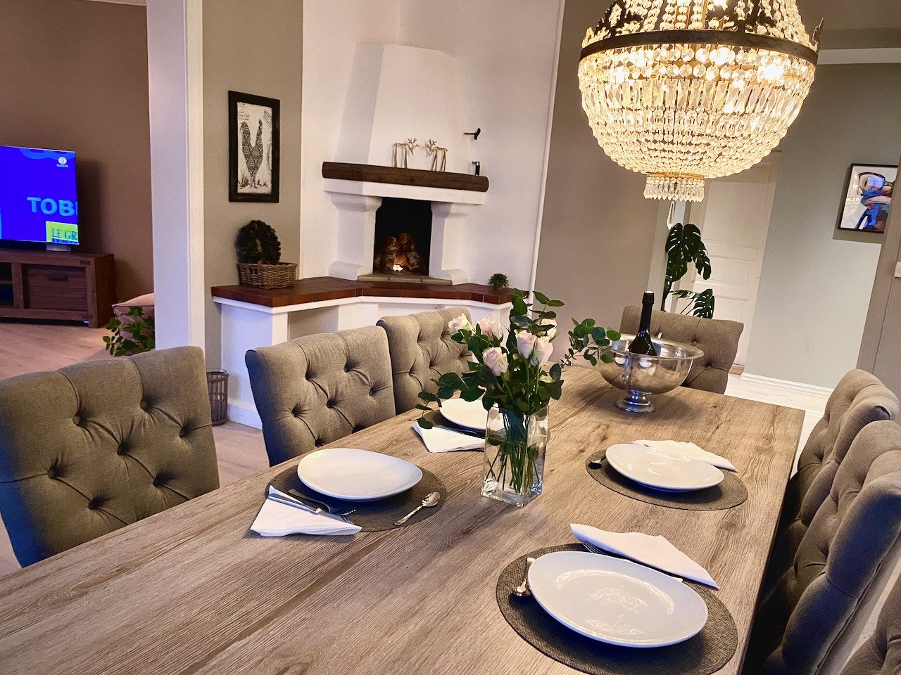 Med åpen peis på allrommet er det enkelt å skape den rette steming. Galleribilde