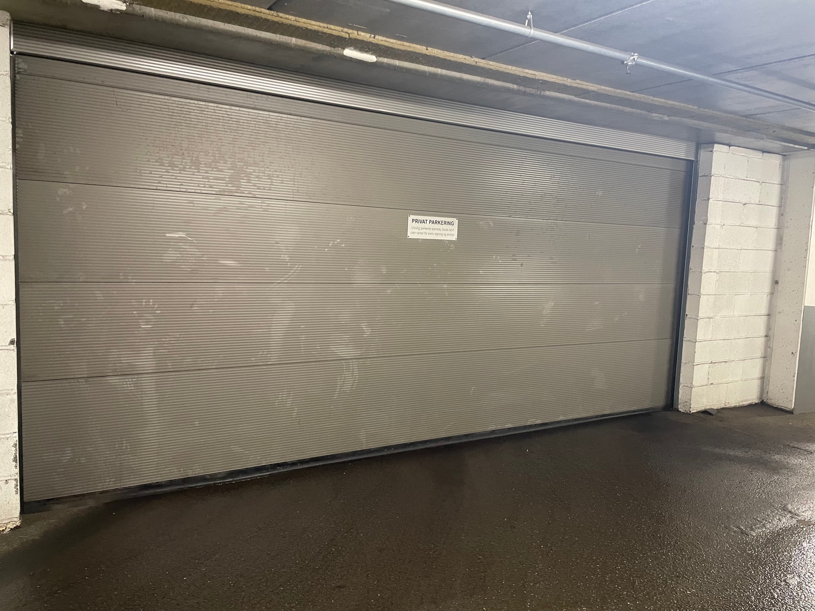 Eget garasjeport inn til plassen Galleribilde