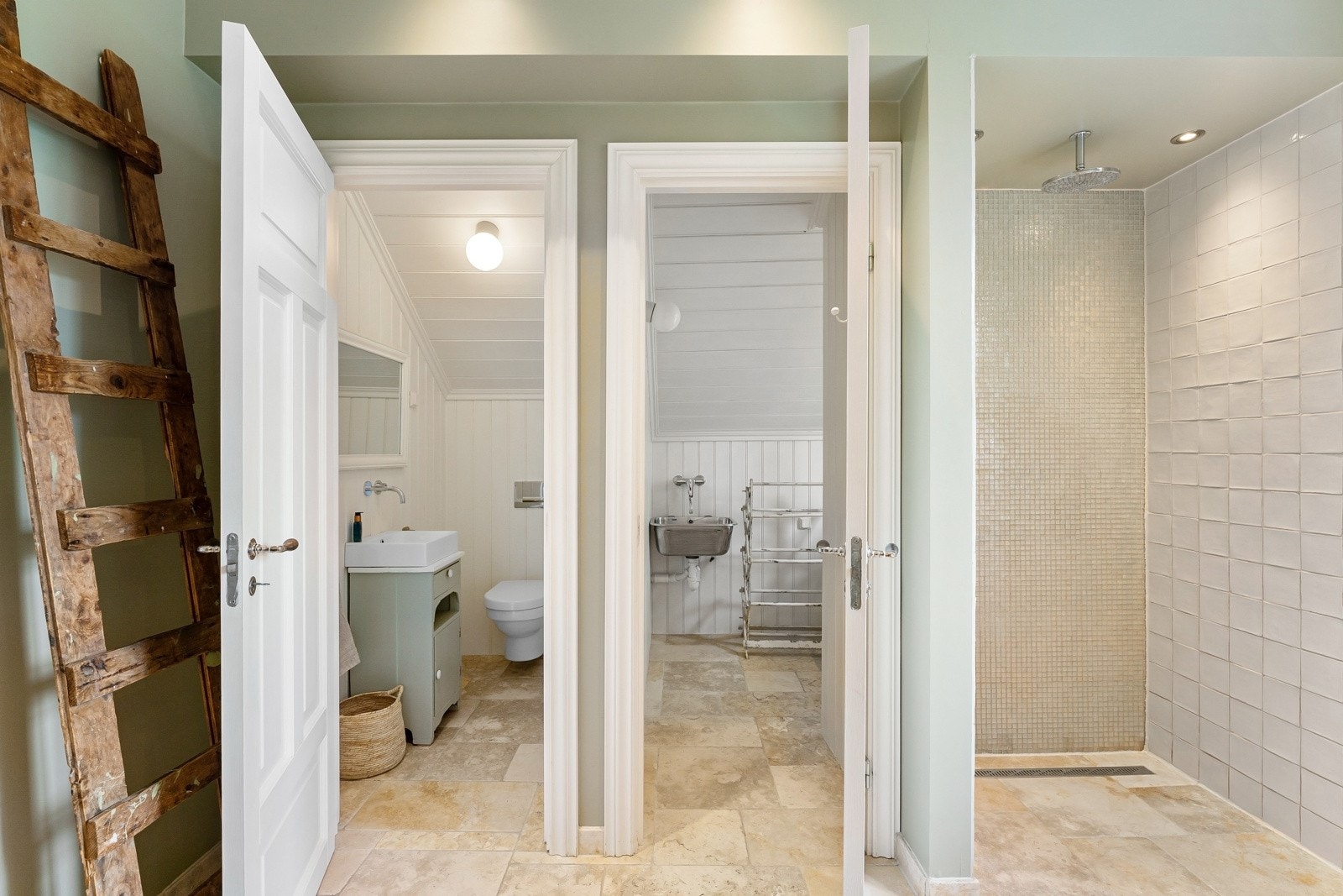 Bad 2.etg med eget toalettrom og vaskerom Galleribilde