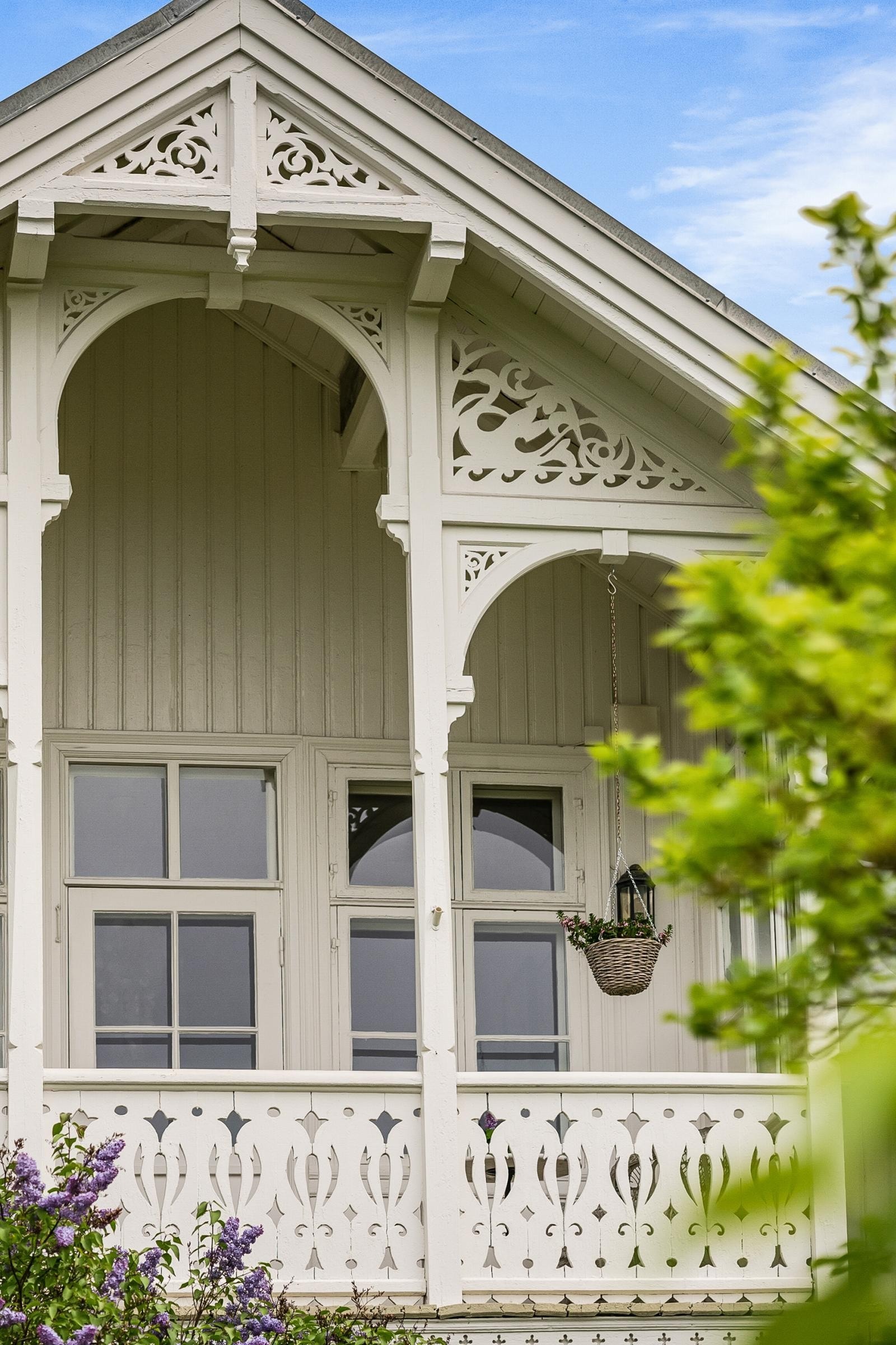 Vakkert dekorerte trearbeider fra bygningsår i en ærverdig sveitservilla Galleribilde