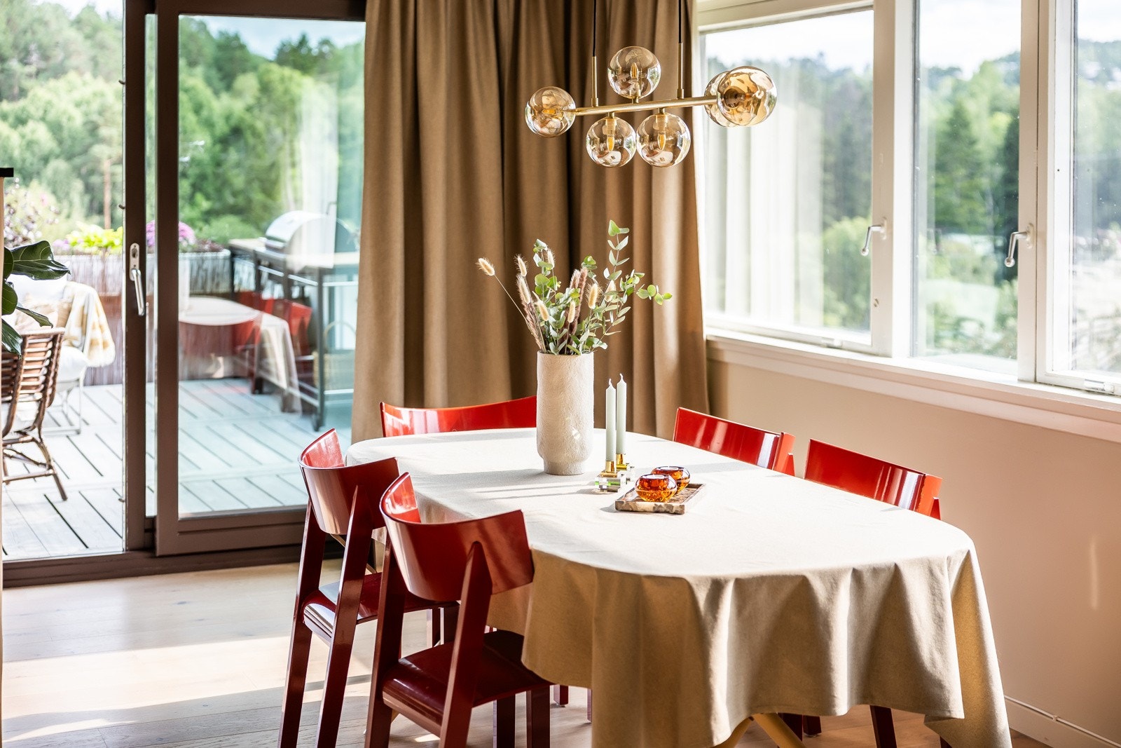 Fra spisestuen er det adkomst til den store terrassen på 52 kvm. Galleribilde