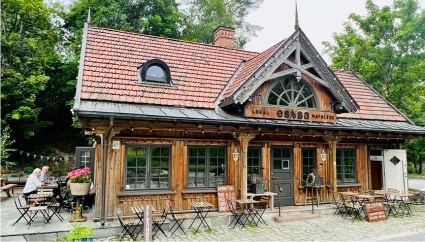 Essa har blitt en veldig populær nabolagsrestaurant som serverer deilig mat/takeaway og har en hyggelig atmosfære. Galleribilde