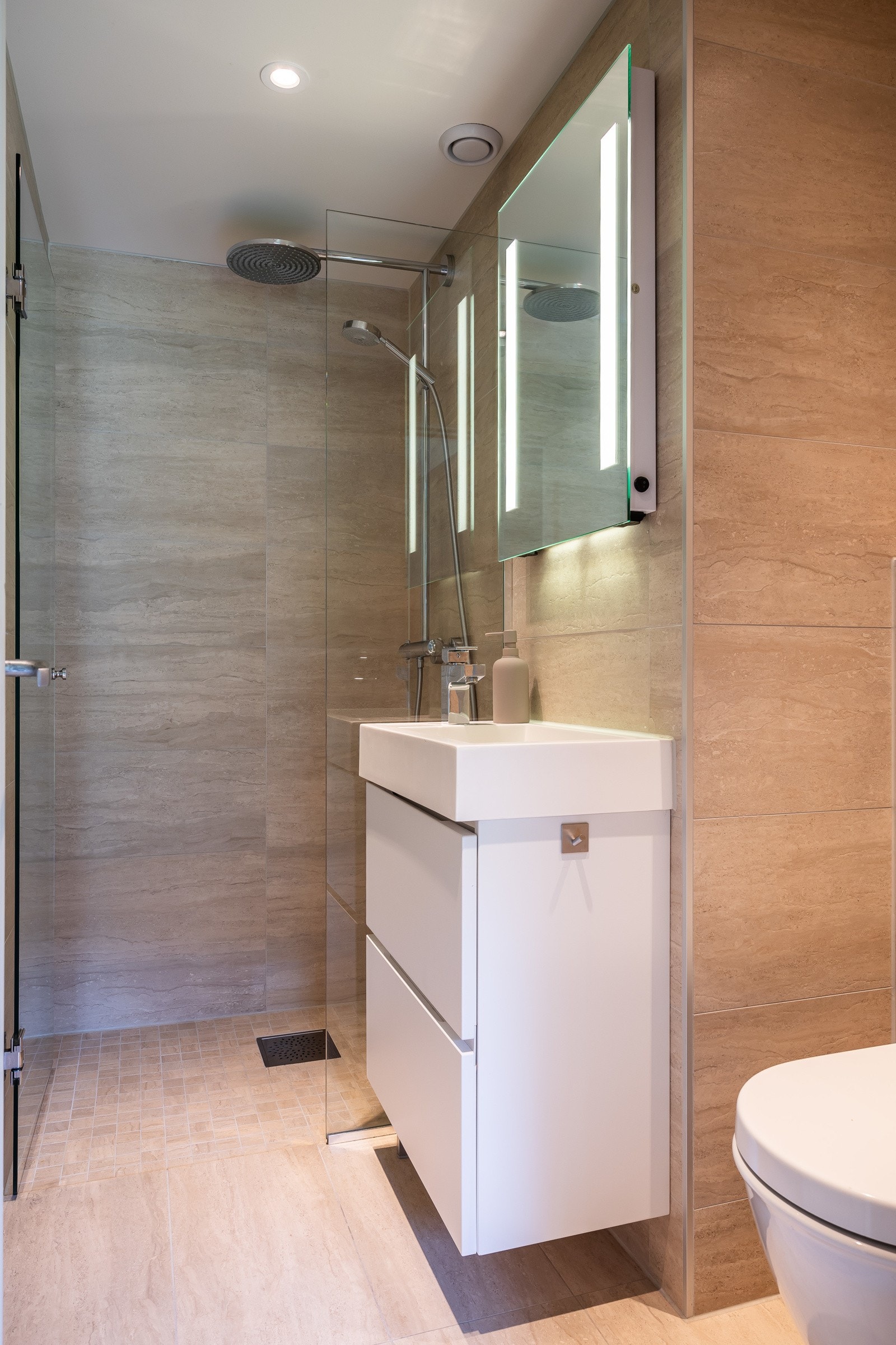 Dusjbad i 1. etasje med dusj, servant og wc. Galleribilde