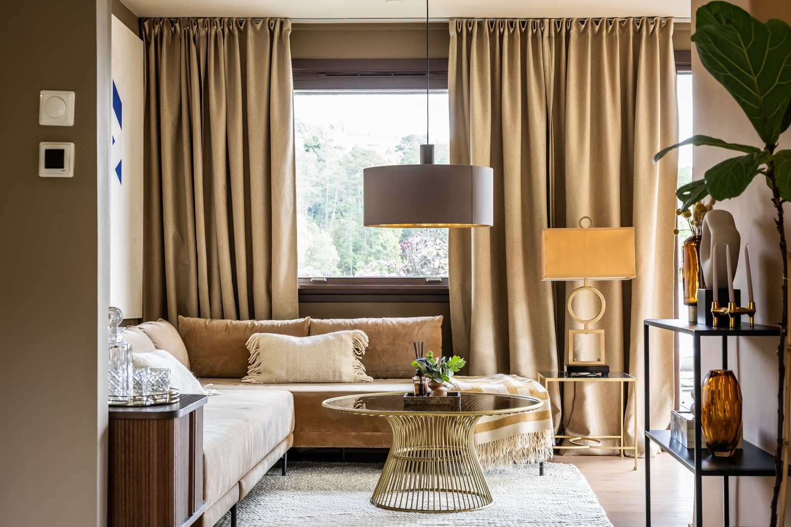 Stuen er praktis avdelt med peisen, noe som gir gode muligheter til å inndele i ulike miljøer. Galleribilde