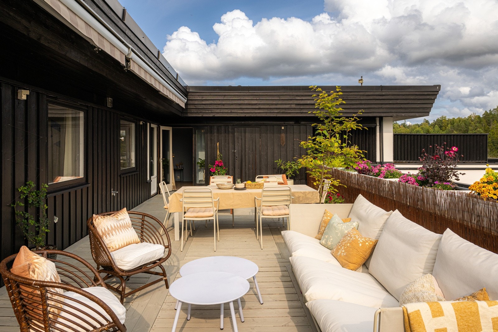 Terrassen sett fra syd med plass til hele tre ulike utemiljøer. Her er det ikke trangt om plassen med mange gjester! Galleribilde