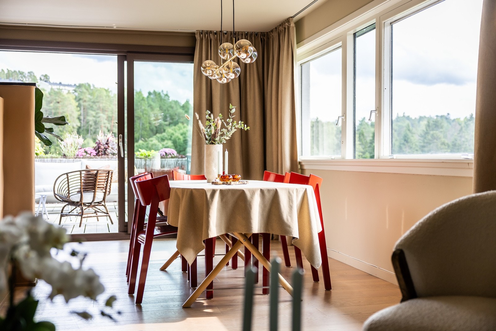 Plass til spisestue i stuen, hvor du har mye lysinnfall og flott utsikt sydover. Galleribilde