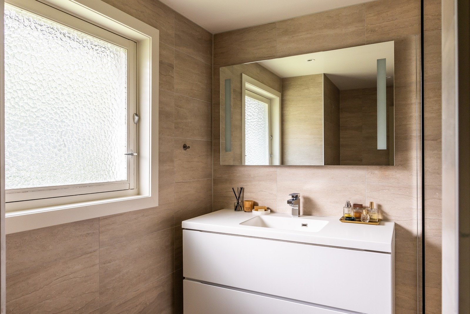 Godt baderom i 2. etasje med servant, skapplass, speil og romslig dusj. Galleribilde