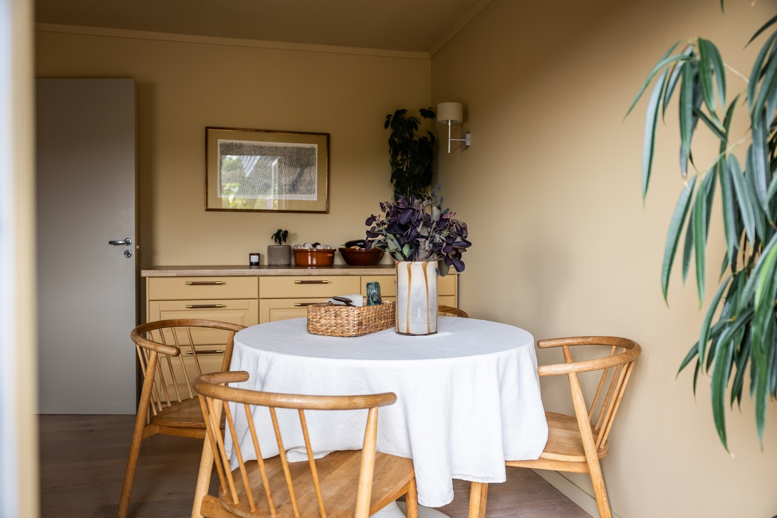 Spiseplassen på kjøkkenet har god plass til hele familien. Galleribilde