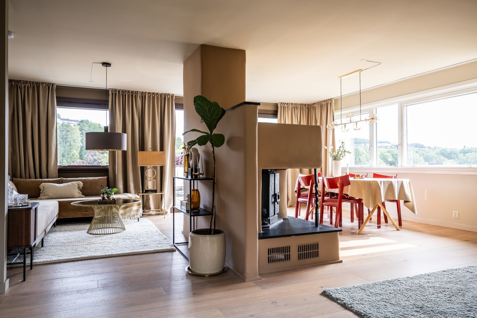 Det er lys fra hele tre sider i stuen, noe som gir en fin atmosfære og mye lysinnfall. Galleribilde