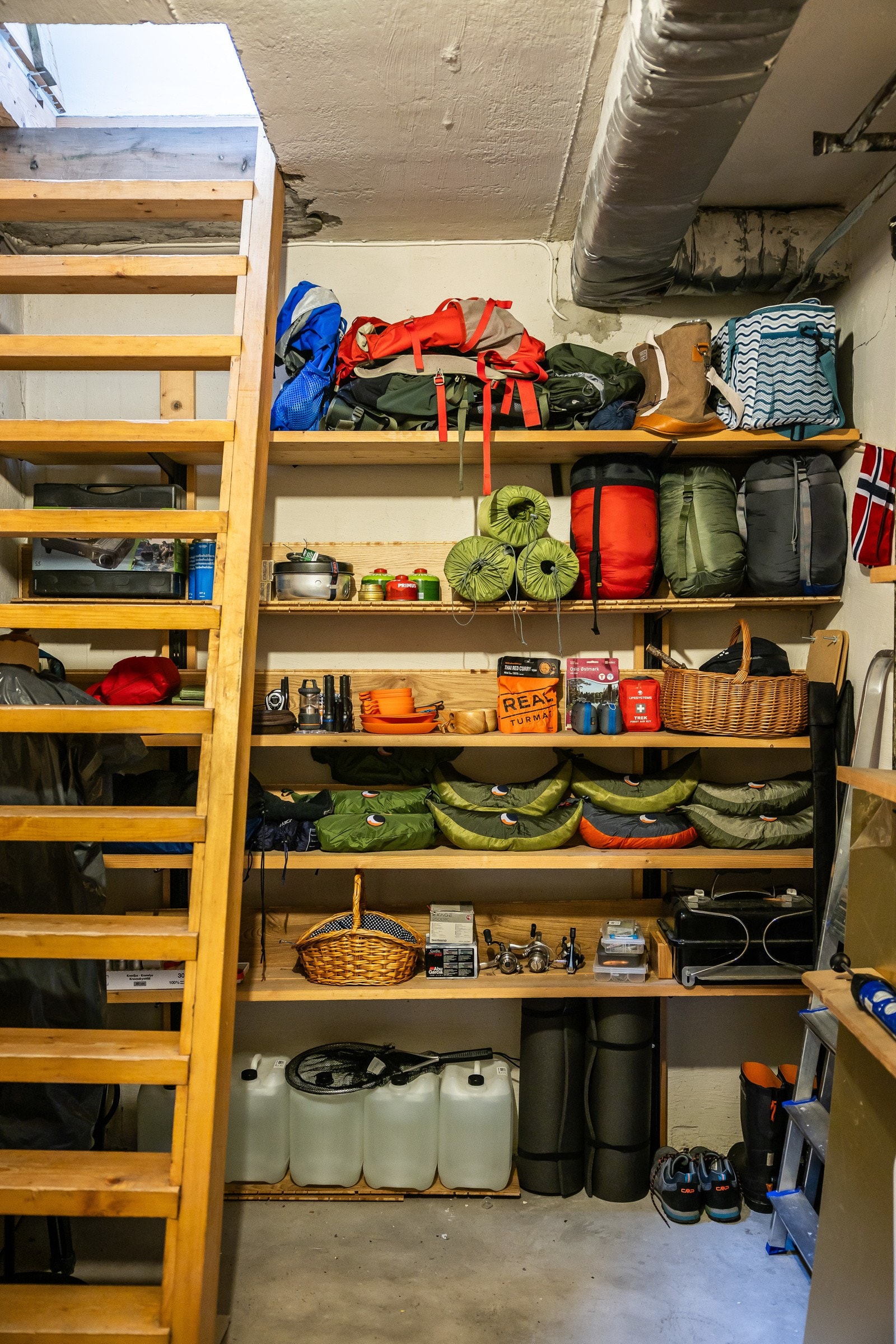 Romslig og praktisk sportsbod/vinkjeller i et eget kjellerrom. Kalt bod 3. Galleribilde