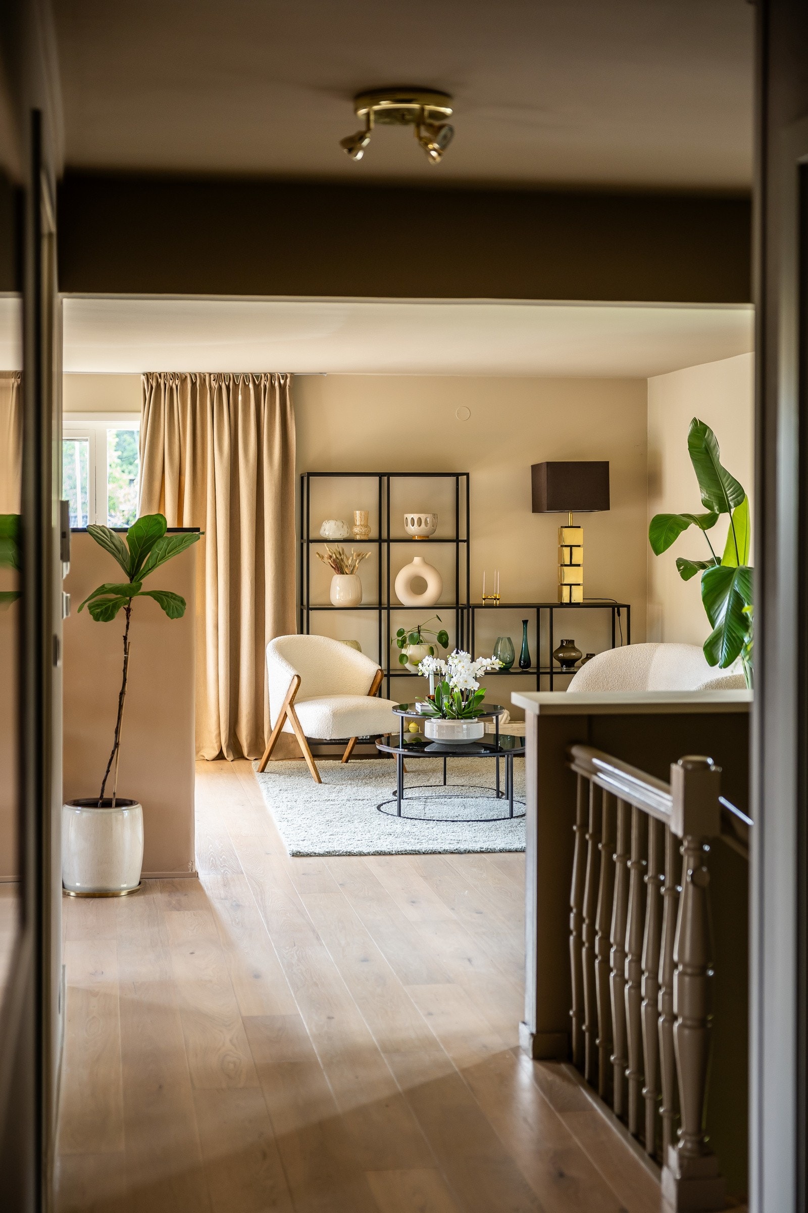 Detaljbilde fra gangen og inn i stuen. Galleribilde