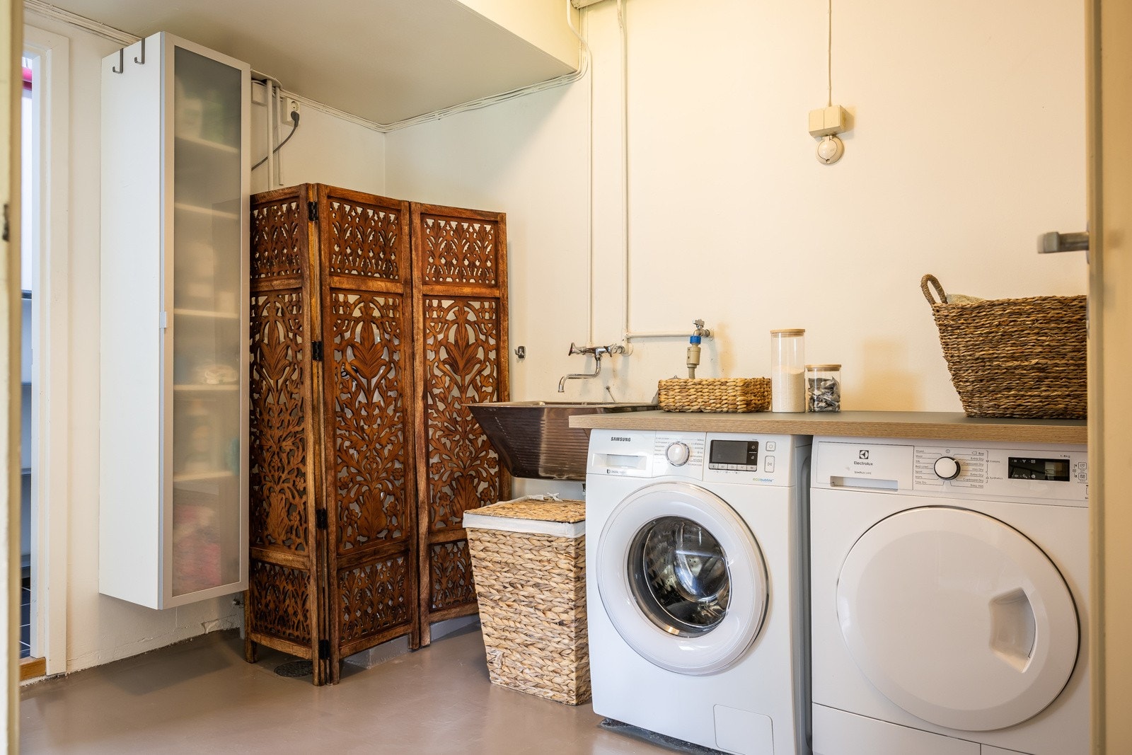 Stort og godt vaskerom med utslagsvask og opplegg til vaskemaskin og tørketrommel. Galleribilde