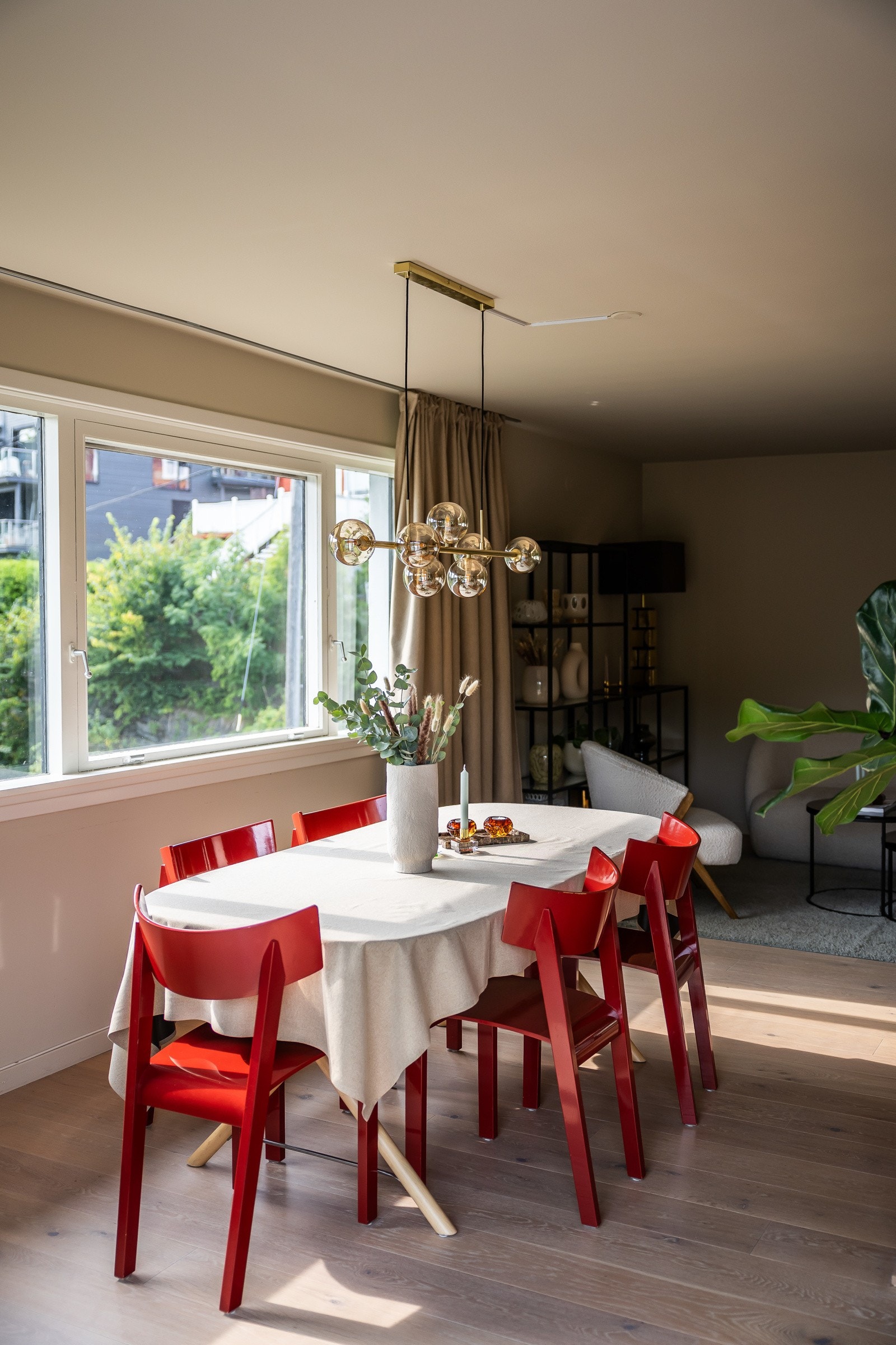 Spisestuen med mye lysinnfall. Galleribilde