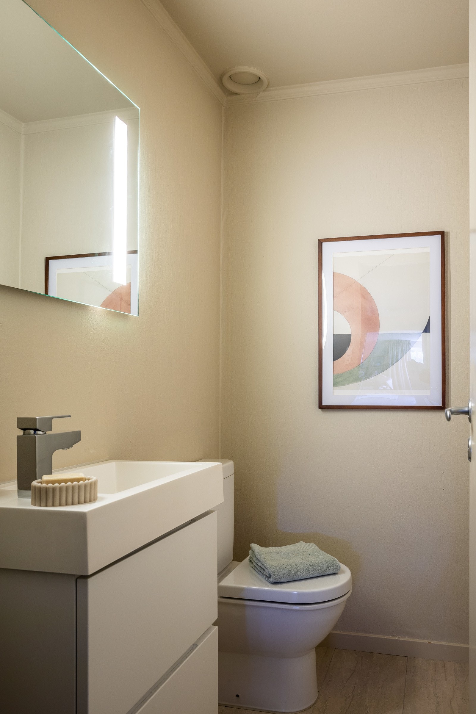 Separat toalett i 2. etasje med servant og wc. Galleribilde