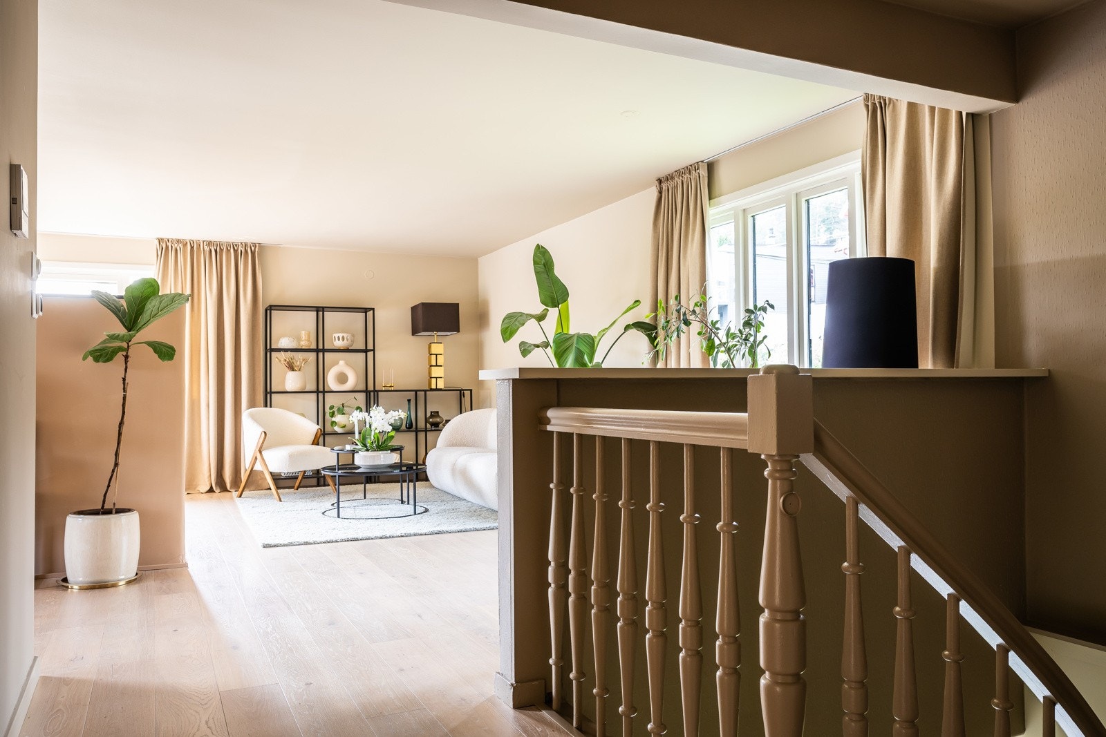 Trappegangen i 2. etasje og videre innover i stuen. Galleribilde