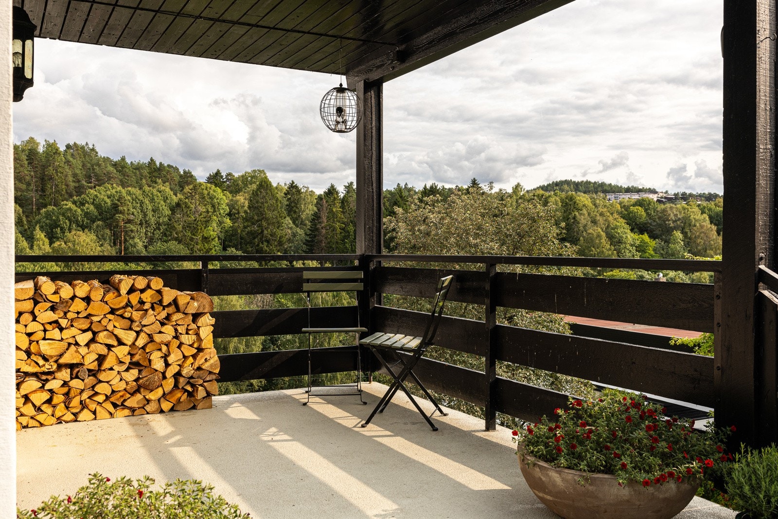 Leiligheten har privat inngangsrepos og adkomst. Galleribilde