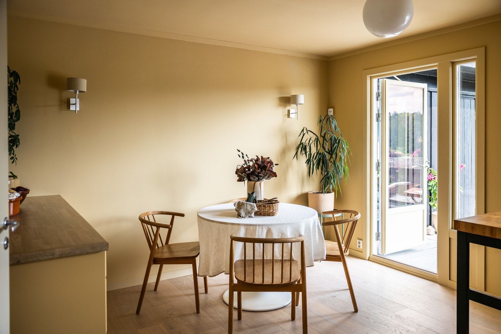 Direkte utgang fra kjøkkenet til terrassen. Galleribilde