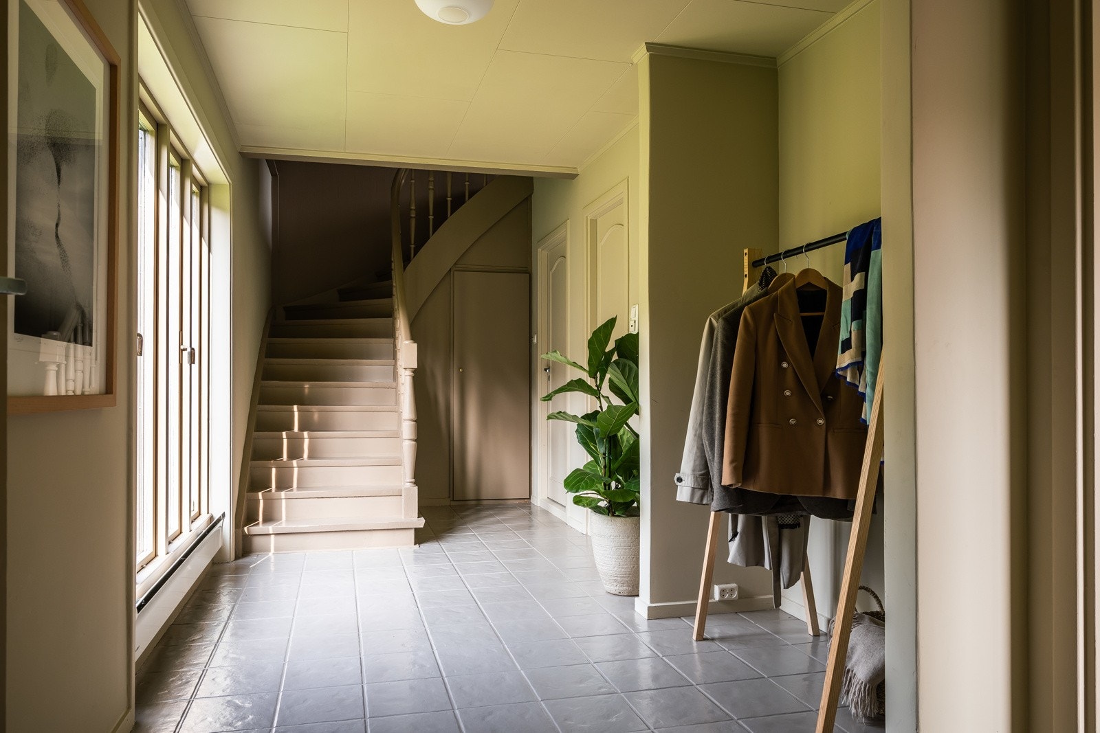 Romslig gang med plass til å henge av seg yttertøy m.m., samt praktisk skap under trappen. Galleribilde