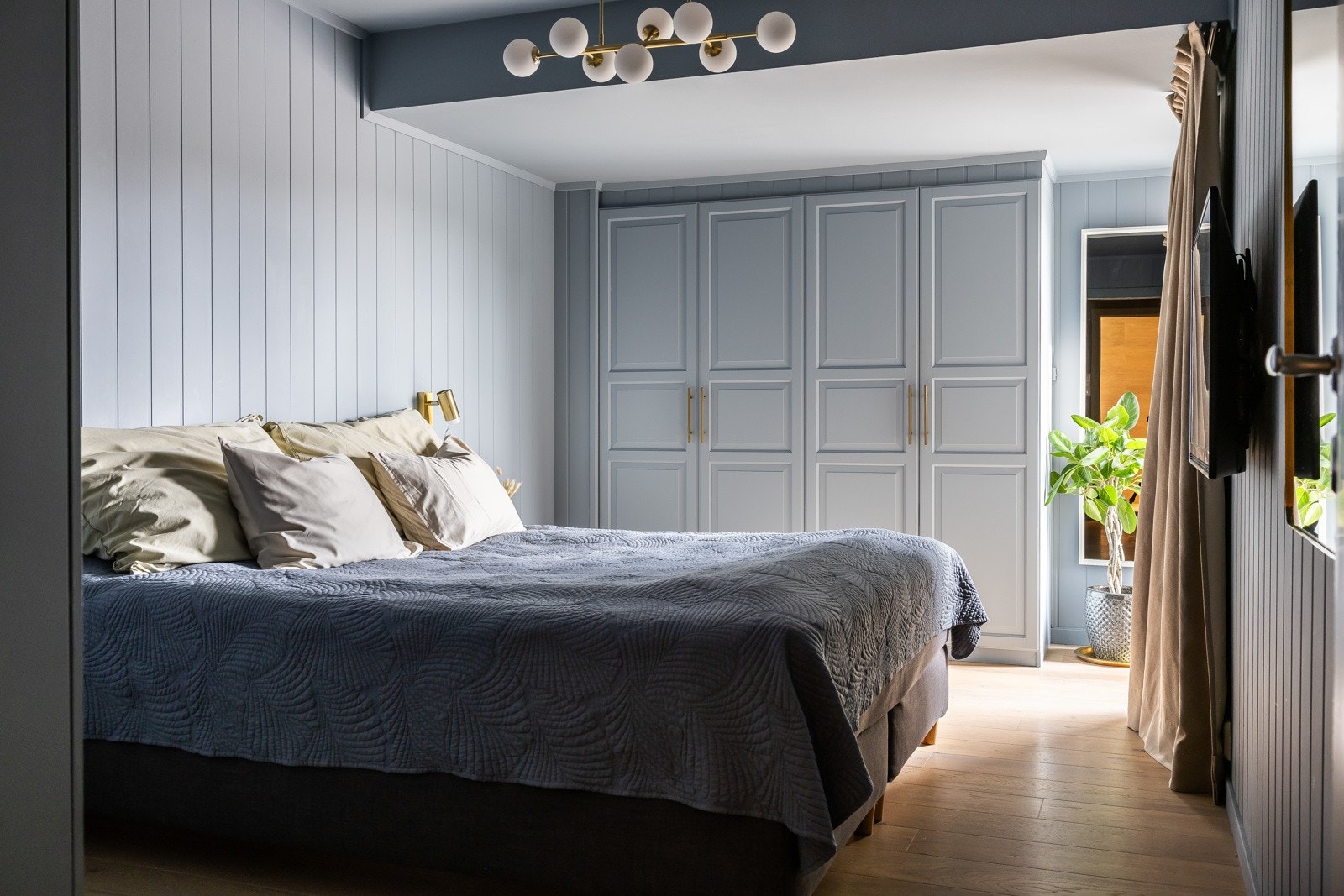 Soverom i i 2. etasje med god skapplass og direkte utgang til terrassen. Galleribilde