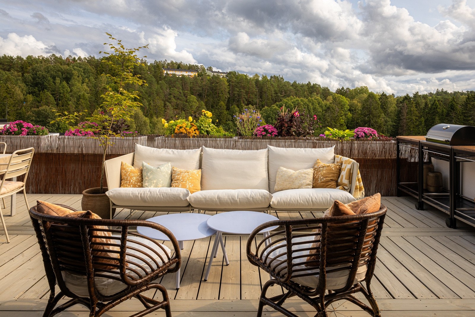 Plass til eget sofamiljø på terrassen. Galleribilde