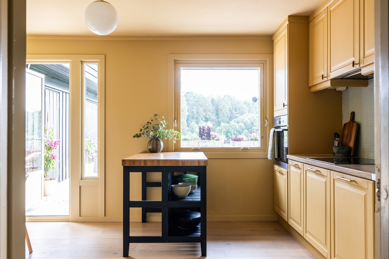 Flyttbar kjøkkenøy på kjøkkenet. Mye lysflater. Galleribilde