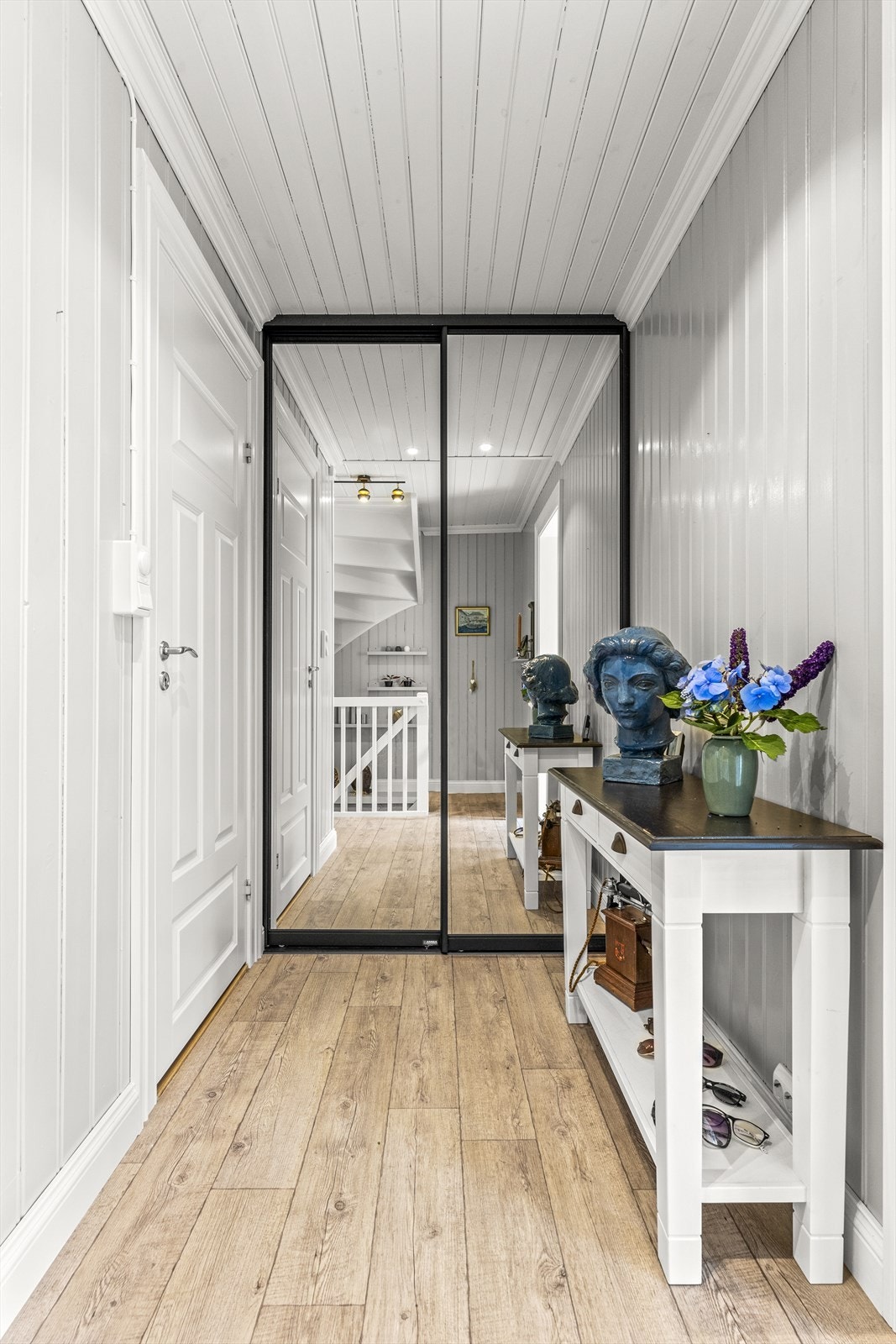 Entre med skyvedørsgarderobe Galleribilde