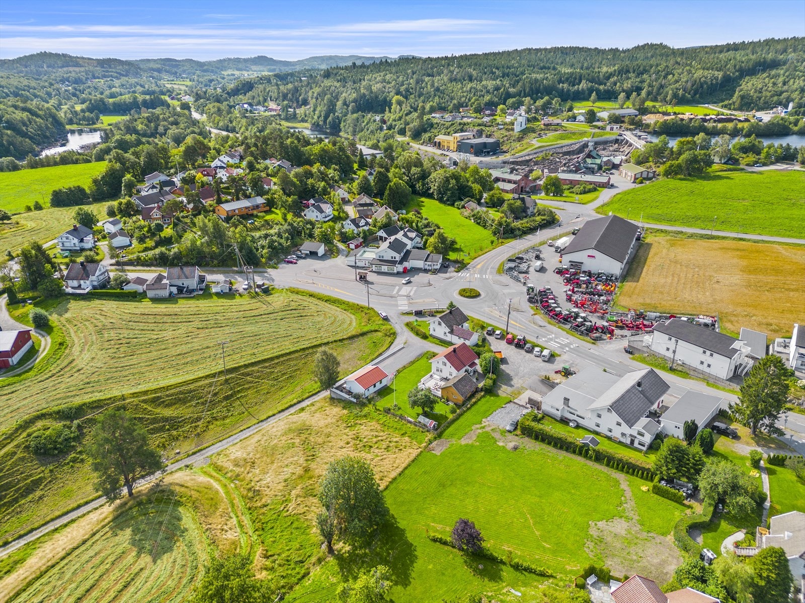 Boligen ligger sentralt på Rykene, nær sentrum med gode bussforbindelser og dagligvarebutikk Galleribilde