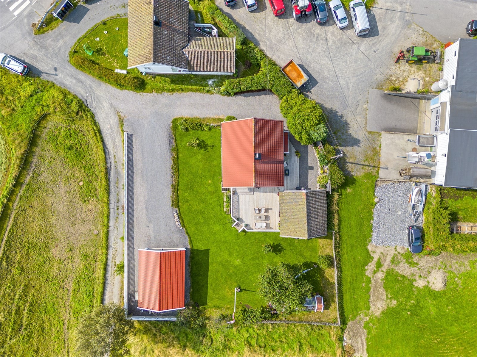 Godt med boltreplass for familien og ulike hobbyer. Barnehage, barneskole, lysløyper og idrettsplasser like ved. Galleribilde