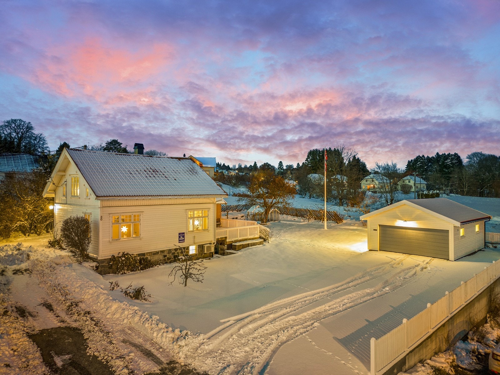 Godt med biloppstillingsplass på gruset gårdstun og i dobbel garasje Galleribilde